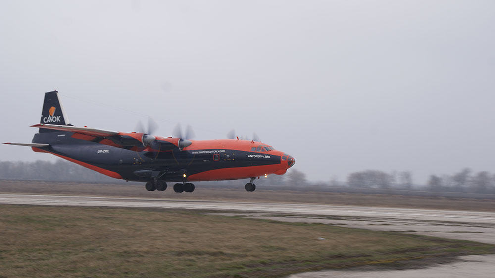 Транспортный самолет Ан-12 украинской авиакомпании "Cavok Air" совершил посадку на аэродроме "Белая Церковь"