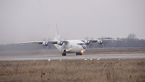 Погрузочно-транспортный самолет Ан-12 совершил посадку в Белой Церкви
