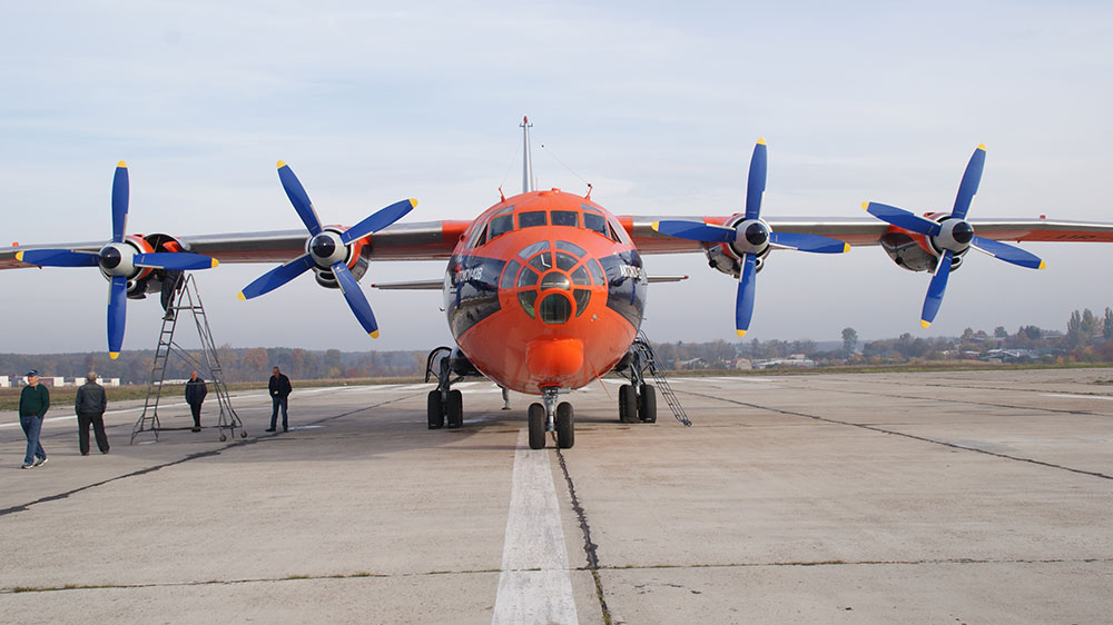 Украинский самолет Ан-12 вернулся в небо в обновленных цветах