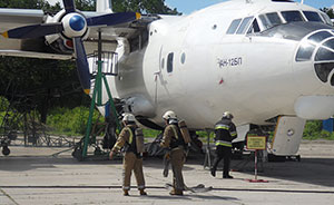 На аэродроме "Белая Церковь" прошли совместные полномасштабные учения аварийно-спасательной команды аэродрома, пожарных, медиков и правоохранителей в случае возгорания самолета
