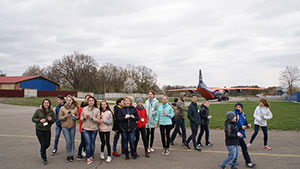 Впечатляющая посадка самолета Ан-12 состоялась под пристальным взором учеников школы №21