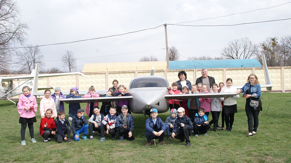 КП "БГАК" порадовало учеников подшефной школы - БНВО "Победа" - экскурсией по авиационным мощностям предприятия